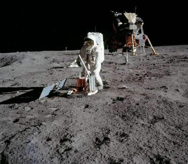 Az Apollo-11 küldetés során Buzz Aldrin szeizmométert telepített a Holdra a Nyugalom-tengere (Mare Tranquilitatis) területén 1969. július 20-án