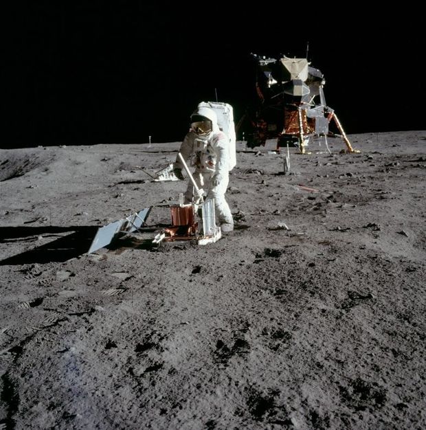  Az Apollo-11 küldetés során Buzz Aldrin szeizmométert telepített a Holdra a Nyugalom-tengere (Mare Tranquilitatis) területén 1969. július 20-án