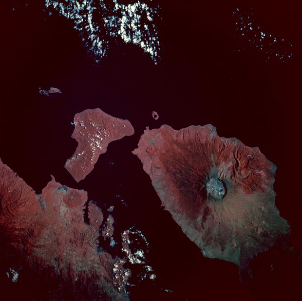 A Tambora és környezete hamisszínes űrfelvételen (FORRÁS: NASA, JOHNSON SPACE CENTER)