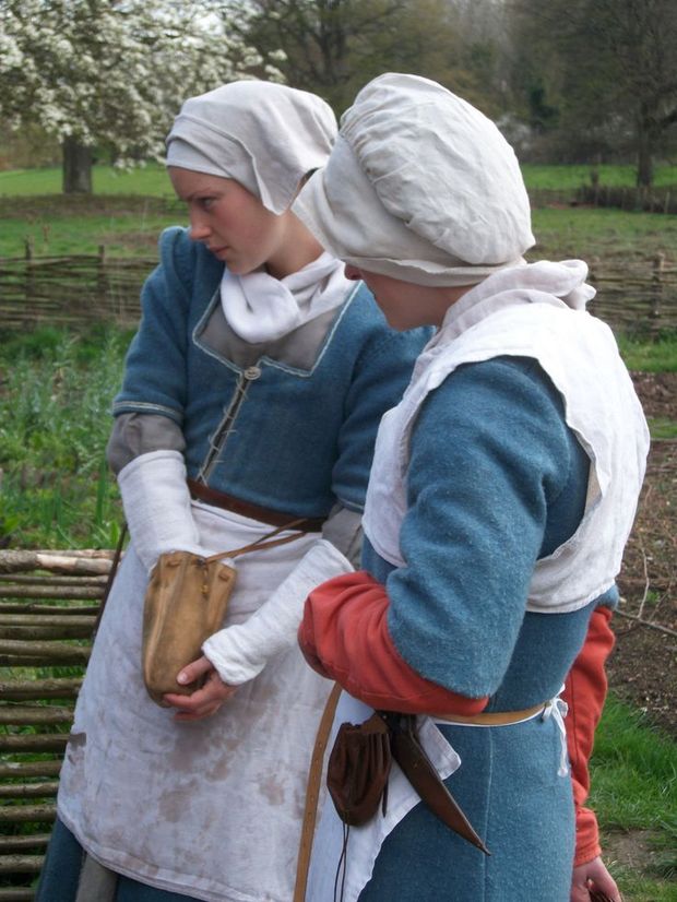 Csülllengkék női ruházat a középkorból