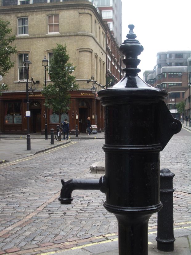 Az 1854-es, nyomókar nélküli közkút rekonstrukciója Londonban, az egykori Broad Street 40 számú házzal szemben. A sarki épületben jelenleg a „John Snow Pub” működik, a bejáratnál egy vöröses gránit járdalap a kút eredeti helyét jelöli.