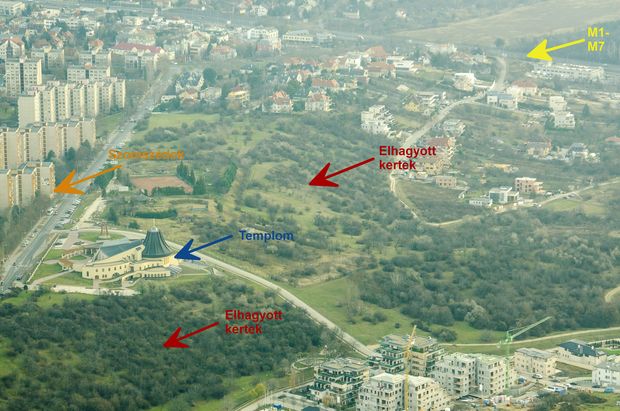    Mozaikos terület Budapest nyugati határán. A kép bal oldalán az a gazdagréti panelház látható, ahol a Szomszédok című sorozatot forgatták (narancssárga nyíl). A kék nyíl „László atya templomát”, a citromsárga az M1-M7-es autópályát és a Budaörsi utat jelöli. A piros nyilakkal jelölt területeken hétvégi telkek voltak, amiket a Fővárosi Tanács a lakótelep építése előtt, az 1980-as évek elején kisajátított. Azóta folyik itt a szekunder szukcesszió: a társulás közelít a közeli hegyek természetes növényzetéhez. Nemrégiben helyi kezdeményezés indult a terület védetté nyilvánítása érdekében. A jobb alsó sarokban látható házak helyén 1987-ben még traktorokkal szántottak a Sasad TSZ. munkatársai. (BAJOMI BÁLINT FELVÉTELE)