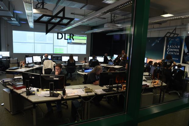 2014 november 14. éjszakáján operátorok szolgálatban a Lander Control teremben  (KÉP FORRÁSA: LCC-DLR-COLOGNE)