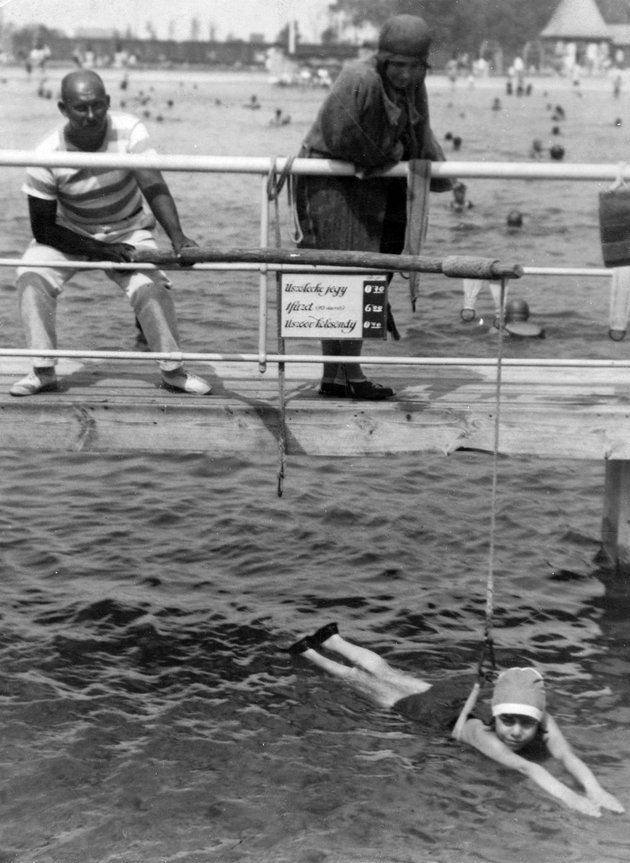 Úszásoktatás a Palatinuson (1926)