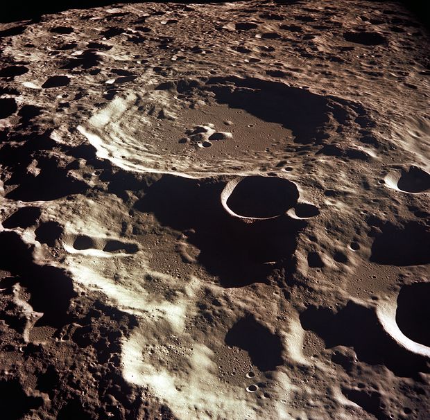 A Daedalus kráter a Hold túlsó felén az Apollo-11 felvételén (FORRÁS: NASA)