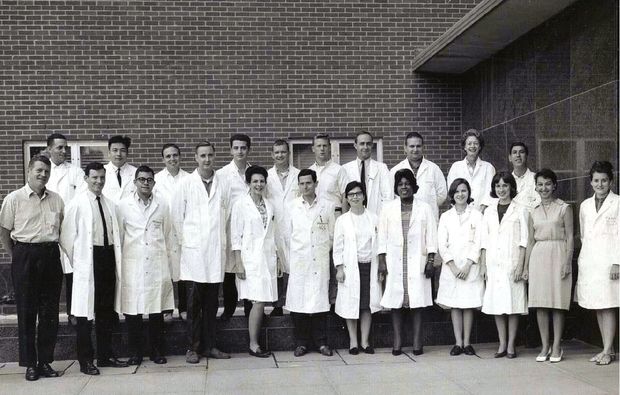 A Nobel-díjas Anfinsen (balszélen) csoportja az USA Nemzeti Egészségügyi Intézetében 1965-ben (első sorban középen Venetianer Pál)