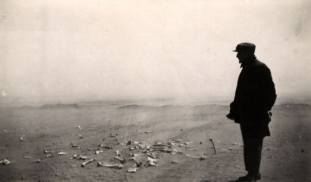 Örmény túlélő szemléli a genocídium pusztítását, 1916 (FORRÁS: ÖRMÉNY GENOCÍDIUM MÚZEUMA)