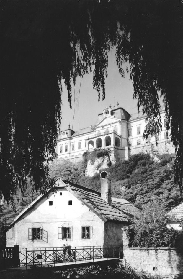 A veszprémi püspöki (jelenleg érseki) palota a Séd felől, archív felvételen