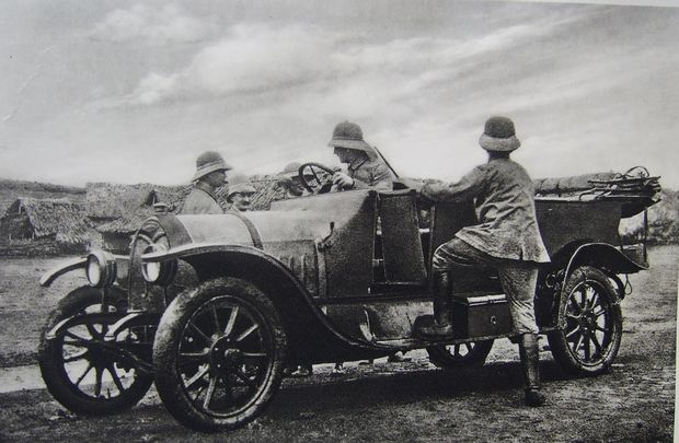 Paul von Lettow-Vorbeck az első világháborúban Afrikában (balra az első)