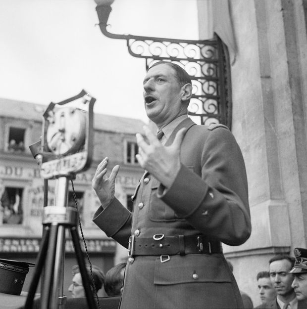Charles de Gaulle tábornok 1944. augusztus 24-én beszédet mond Chartres-ben