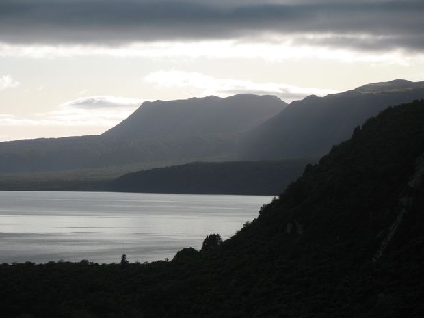  A Wahanga lávadóm a Tarawera-vulkánegyüttes része a Rotomahana-tó nyugati partjáról tekintve