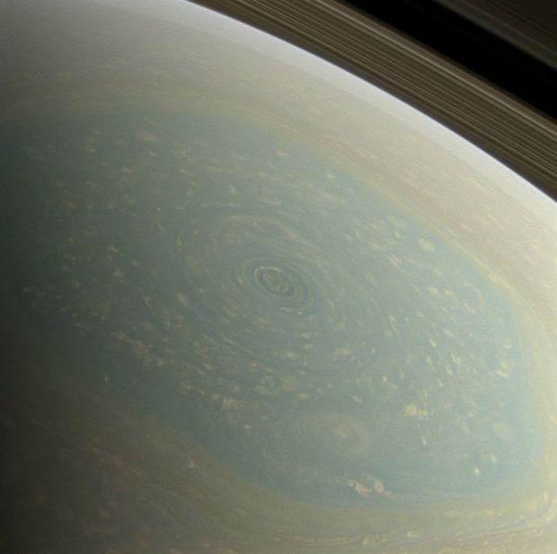 A mintegy 30 ezer km átmérőjű, kör alakú ciklon a Szaturnusz déli pólusán