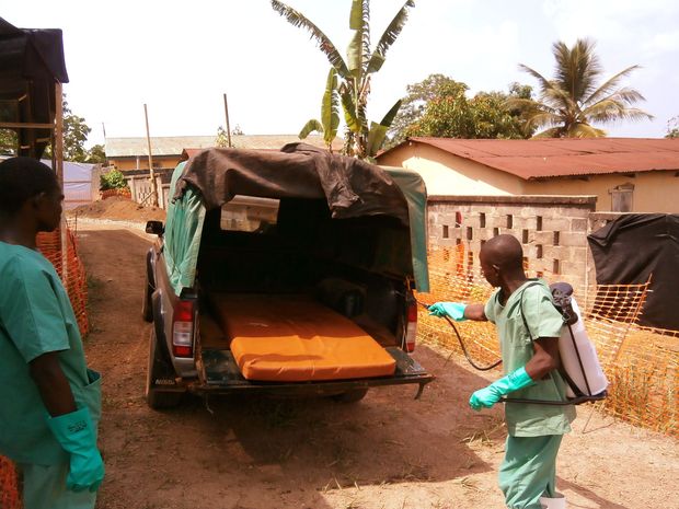 Ebola-mentőautó (DR. KIS ZOLTÁN FELVÉTELE – AZ ORSZÁGOS EPIDEMIOLÓGIAI KÖZPONT ENGEDÉLYÉVEL)